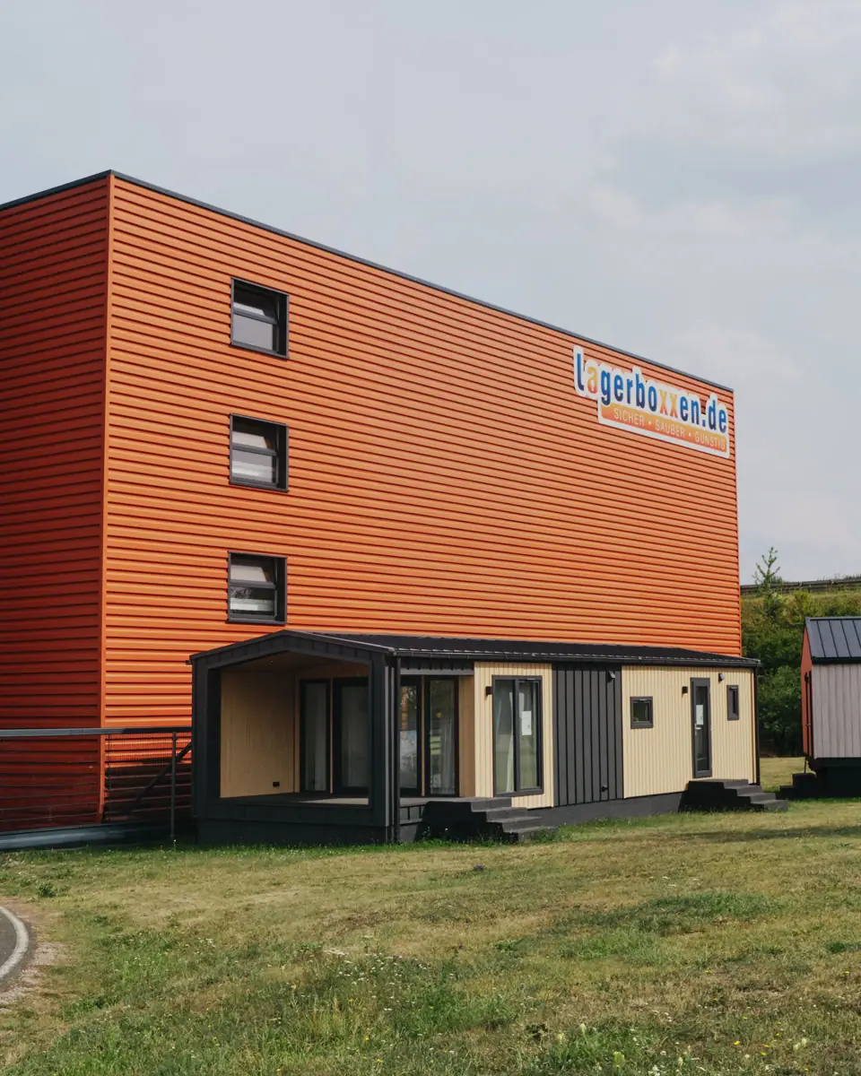 Betriebsgebäude von Lagerboxxen in Erfurt-Stotternheim mit orangener Fassade und Firmenschild