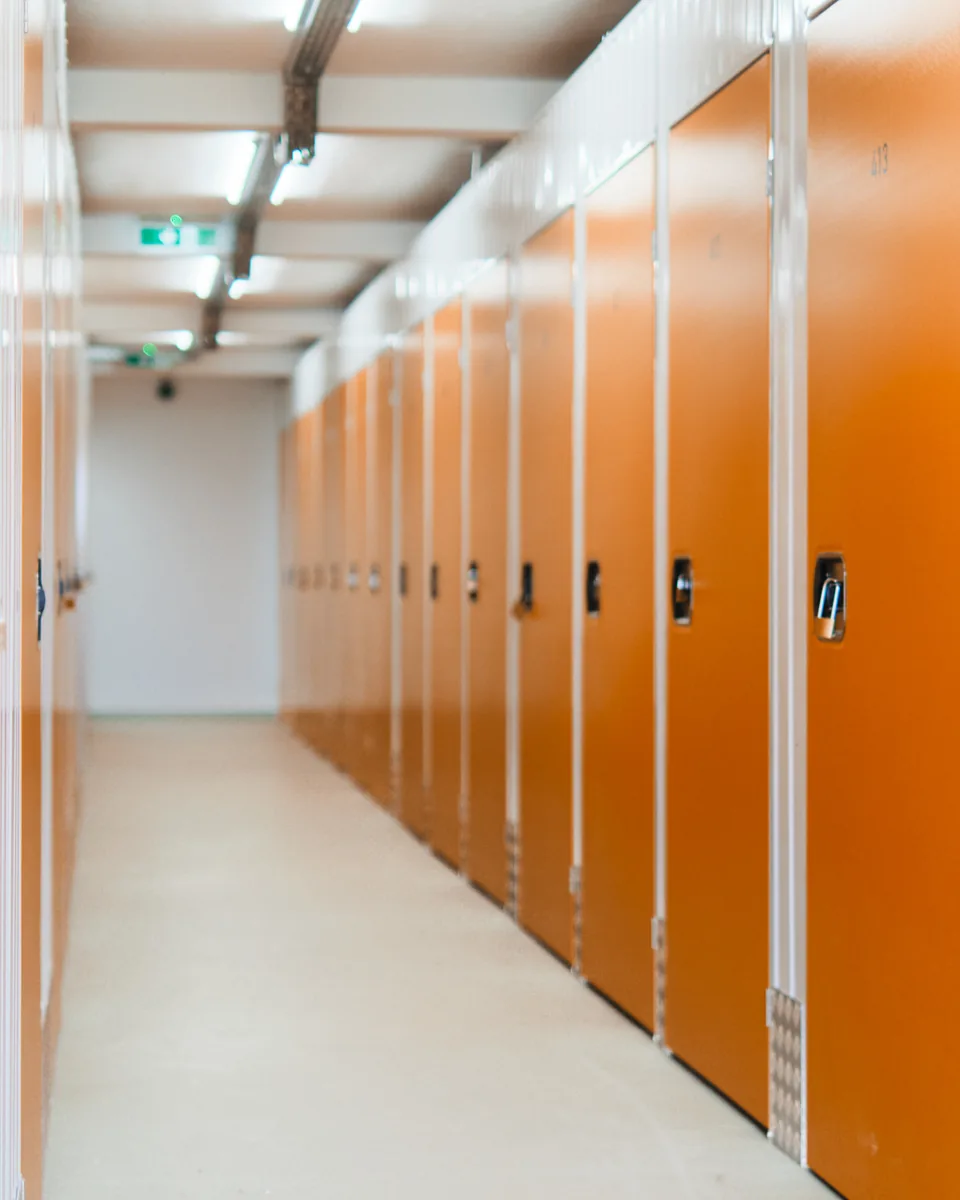 Indoor-Gang mit Lagerboxen, Tageslicht von der Stirnseite