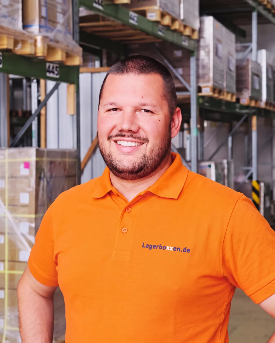Der Inhaber bei der Arbeit in der Lagerboxxen-Anlage