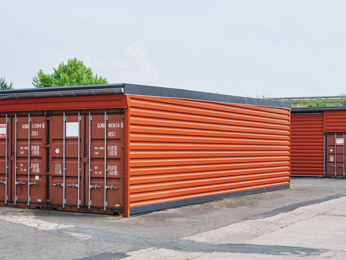 Lagercontainer mit Wetterschutzdach auf dem Gelände in Stotternheim